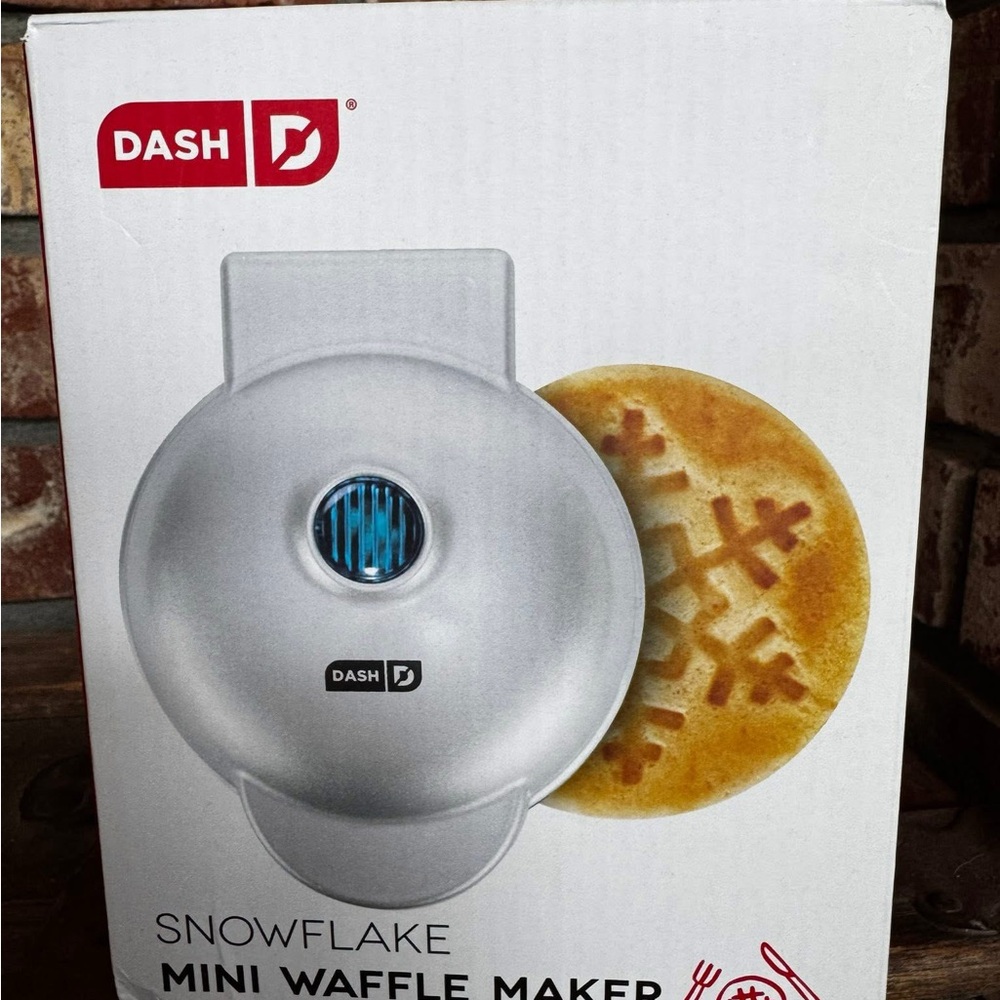 Dash mini waffle maker - snowflake